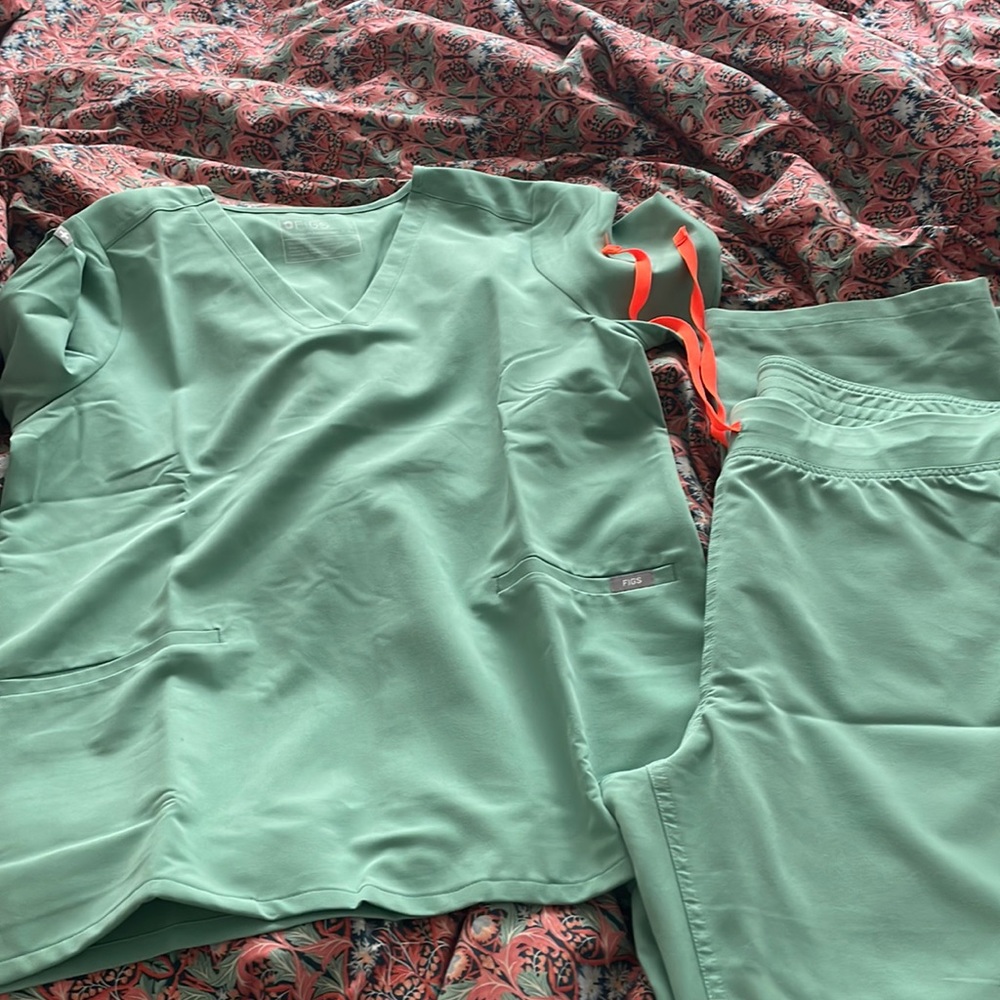 Figs surgical green scrub set